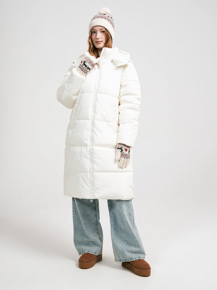 Вязаная зимняя шапка с помпоном и оленями