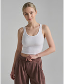 Короткая майка в рубчик на широких бретелях