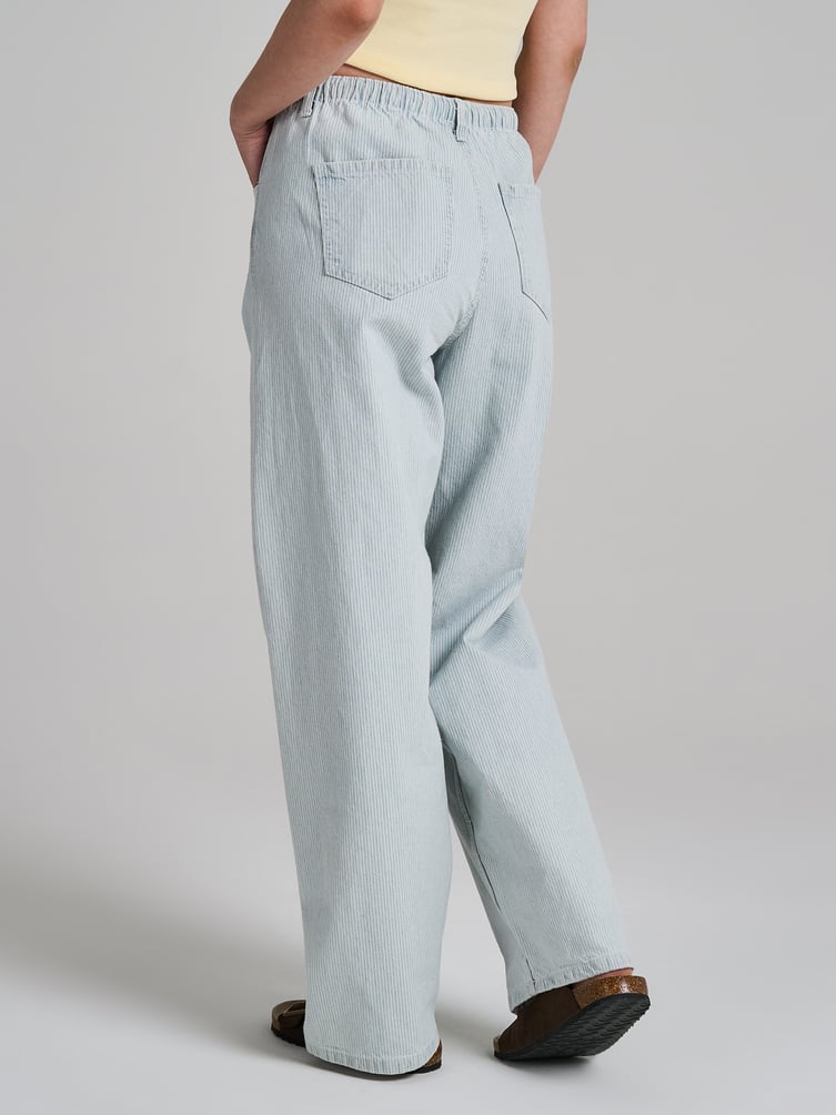 Широкие джинсы на резинке