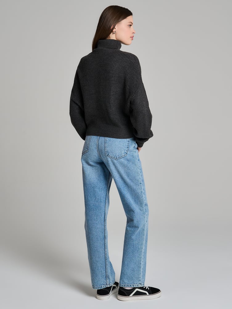 Свитер вязаный с высоким горлом