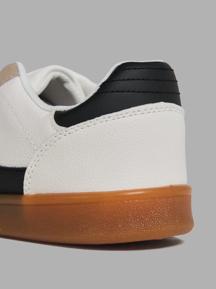 Кроссовки с полосками