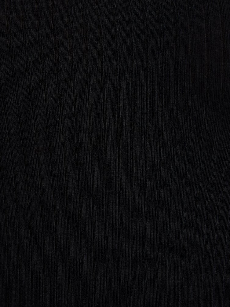 Короткая майка в рубчик на широких бретелях