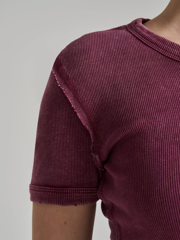 Футболка в рубчик с внешними швами