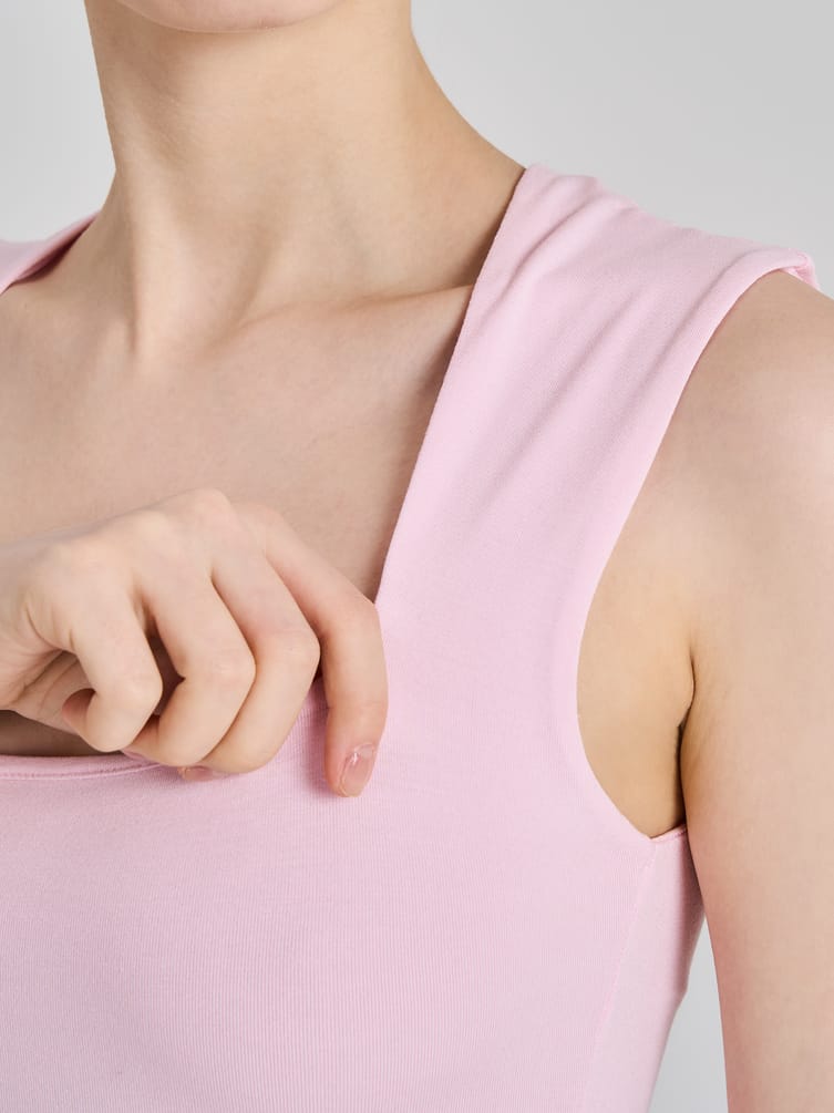 Майка укороченная на широких бретелях