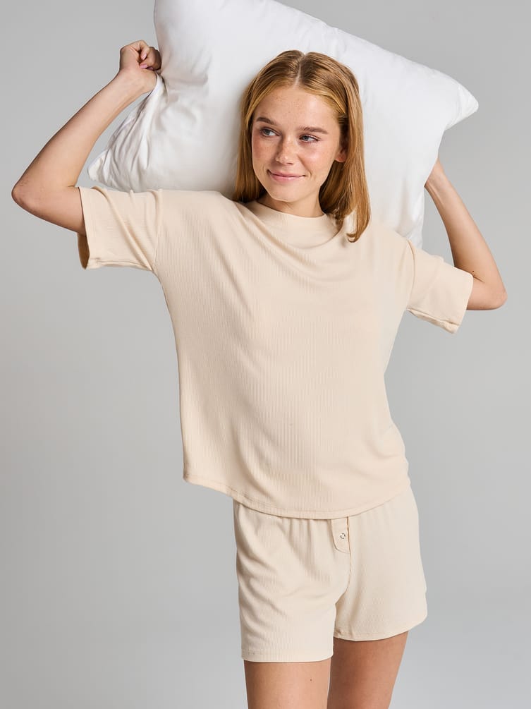 Пижама из вискозы с футболкой и шортами