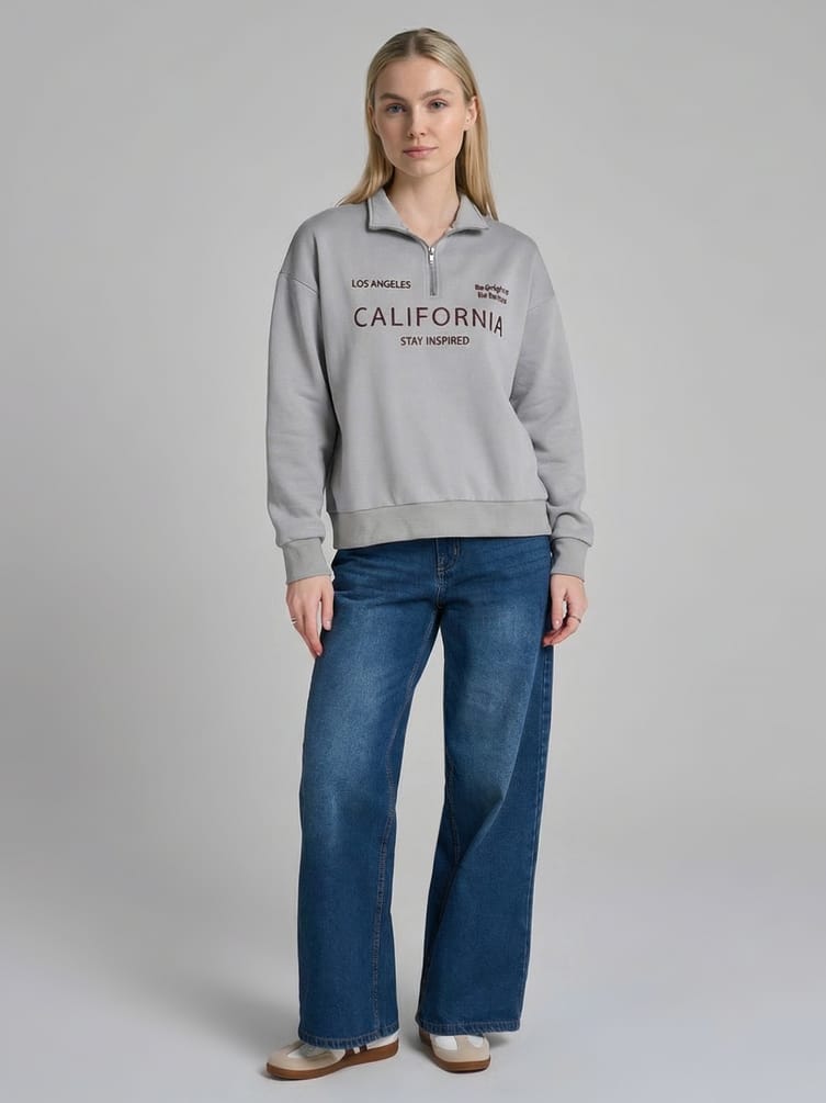 Толстовка теплая с полузамком с вышитой надписью