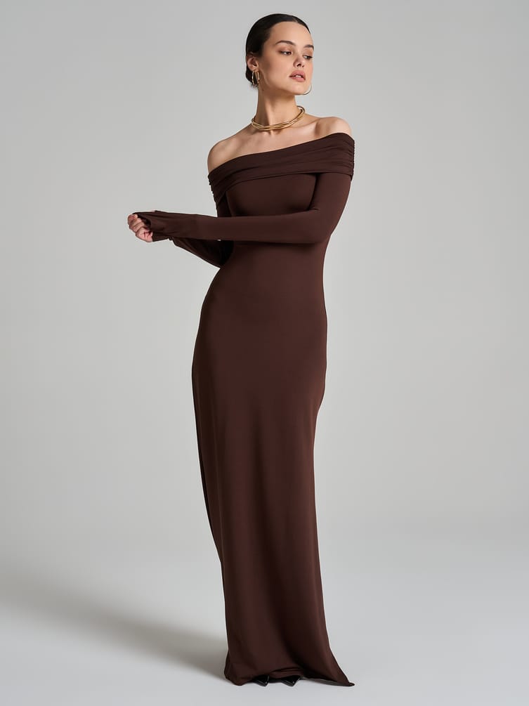 Платье нарядное с открытыми плечами и разрезом