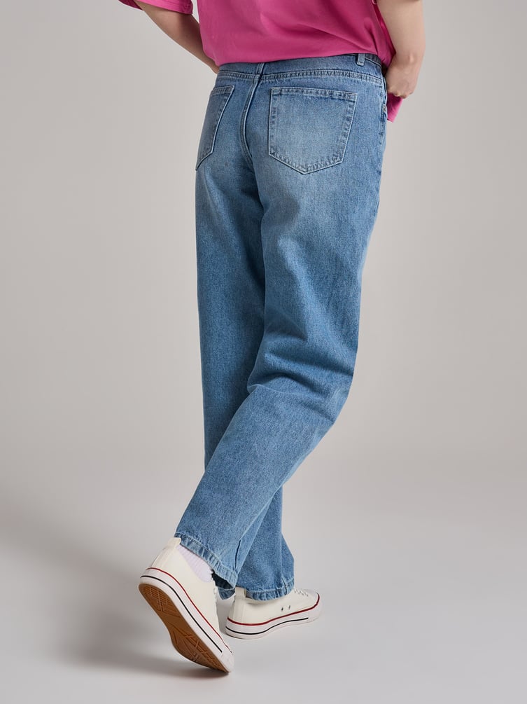Джинсы прямые со смещенными боковыми швами