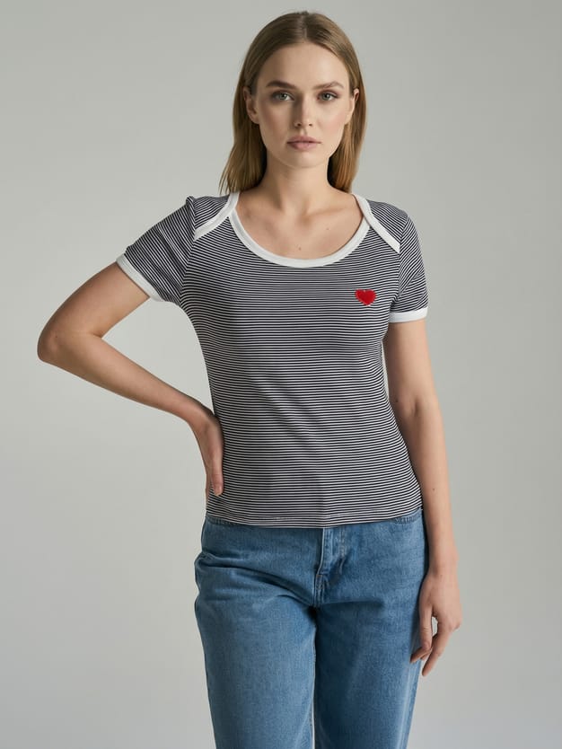 Полосатая футболка с вышитым сердцем
