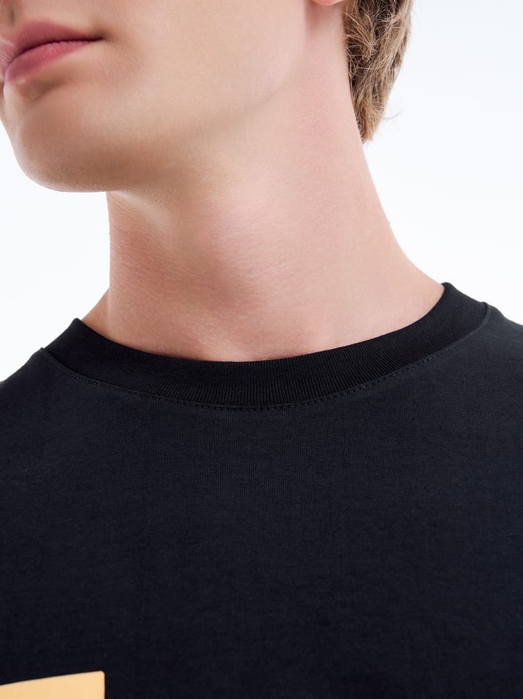 Футболка с принтом на спине