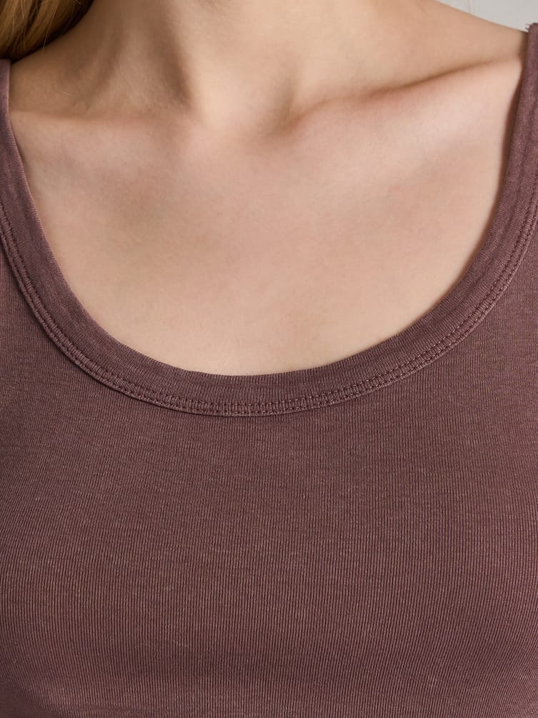 Майка на широких бретелях с вареным эффектом