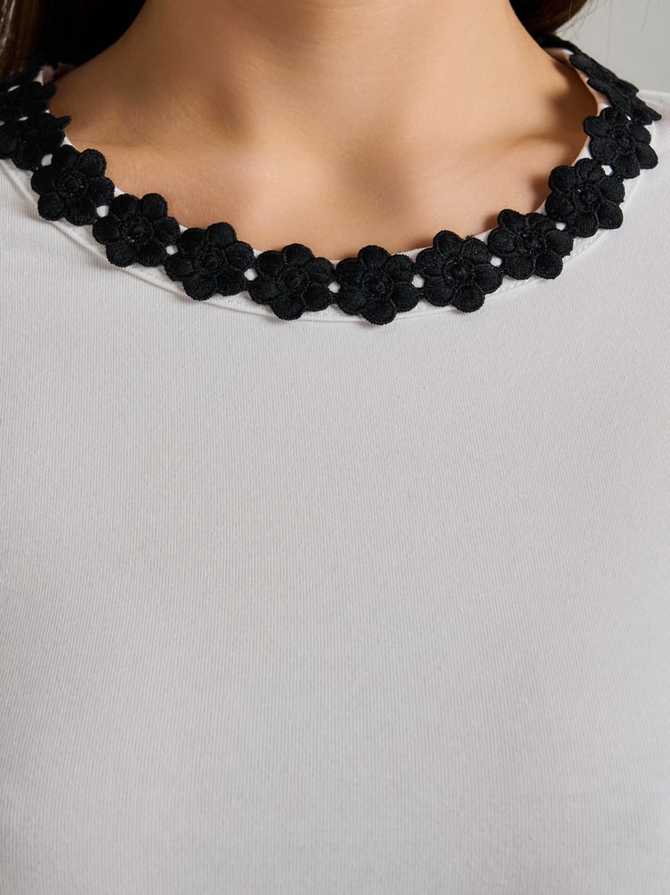 Футболка приталенная с цветами