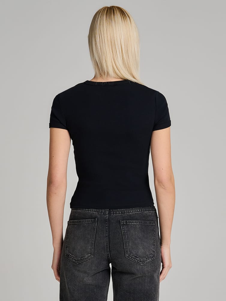 Футболка приталенная с нашивкой