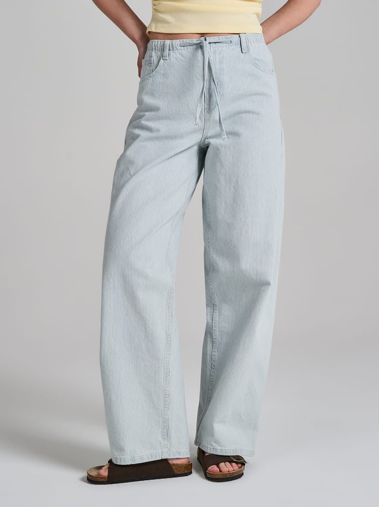 Широкие джинсы на резинке