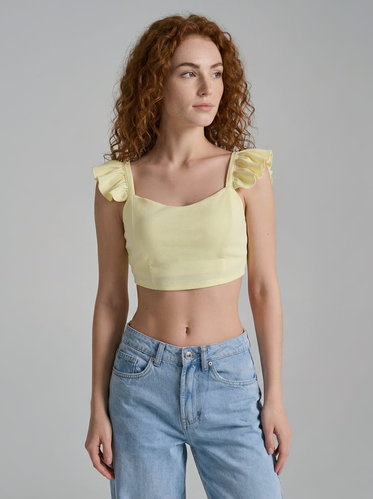 Короткий топ с рюшами на лямках