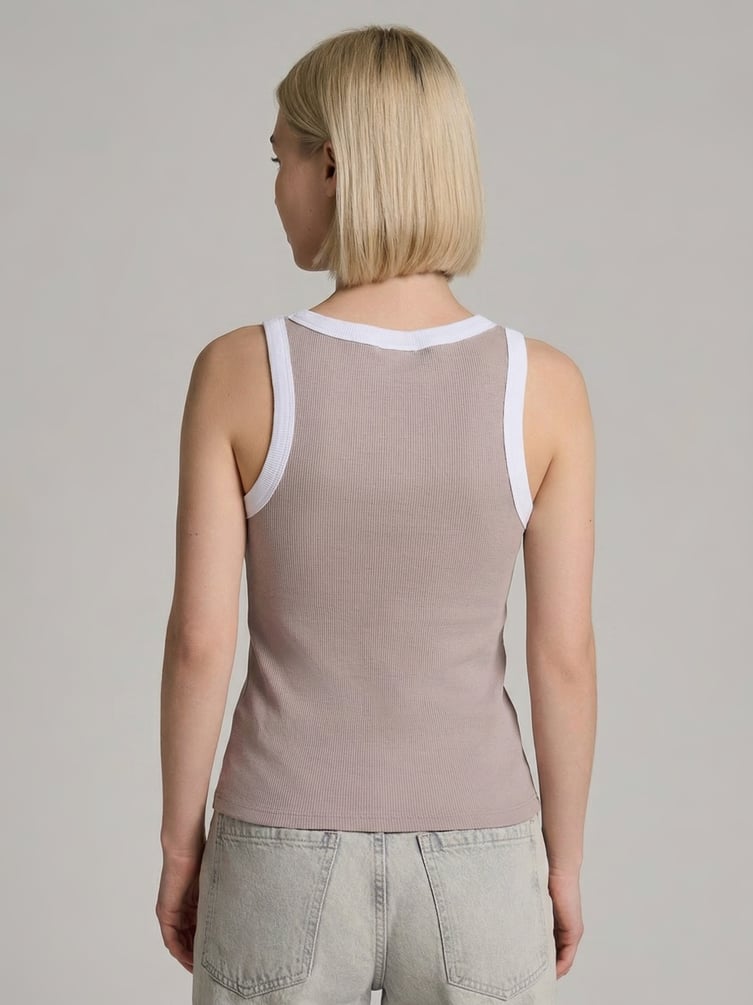 Майка на широких бретелях в рубчик