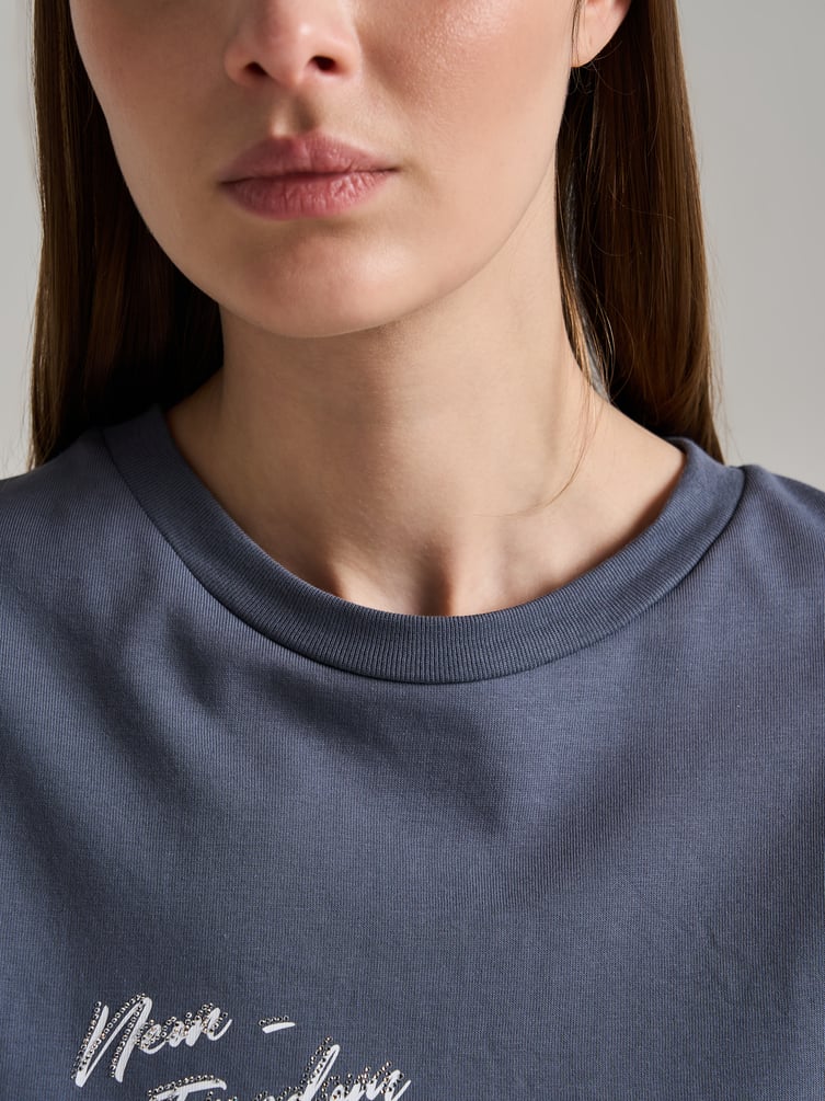 Футболка оверсайз с принтом и стразами