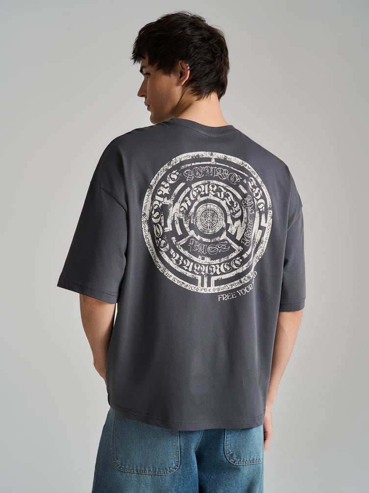 Футболка оверсайз с принтом лабиринта на спине