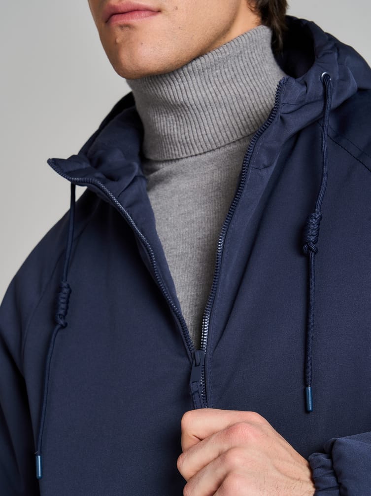 Демисезонная куртка с капюшоном