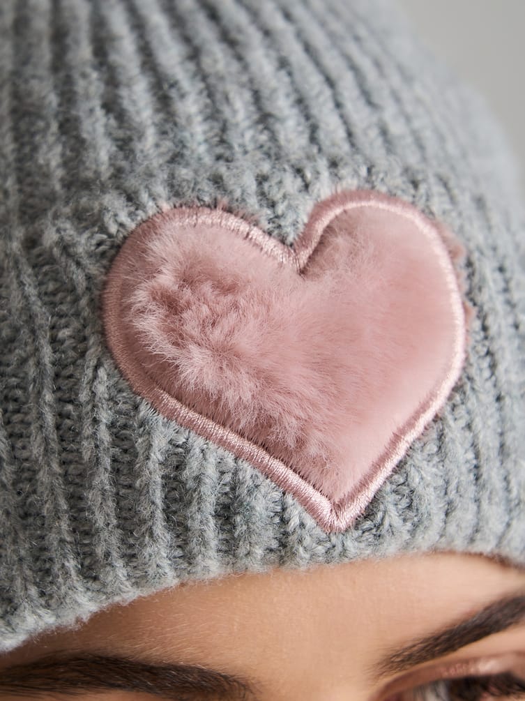 Вязаная шапка с плюшевым сердцем