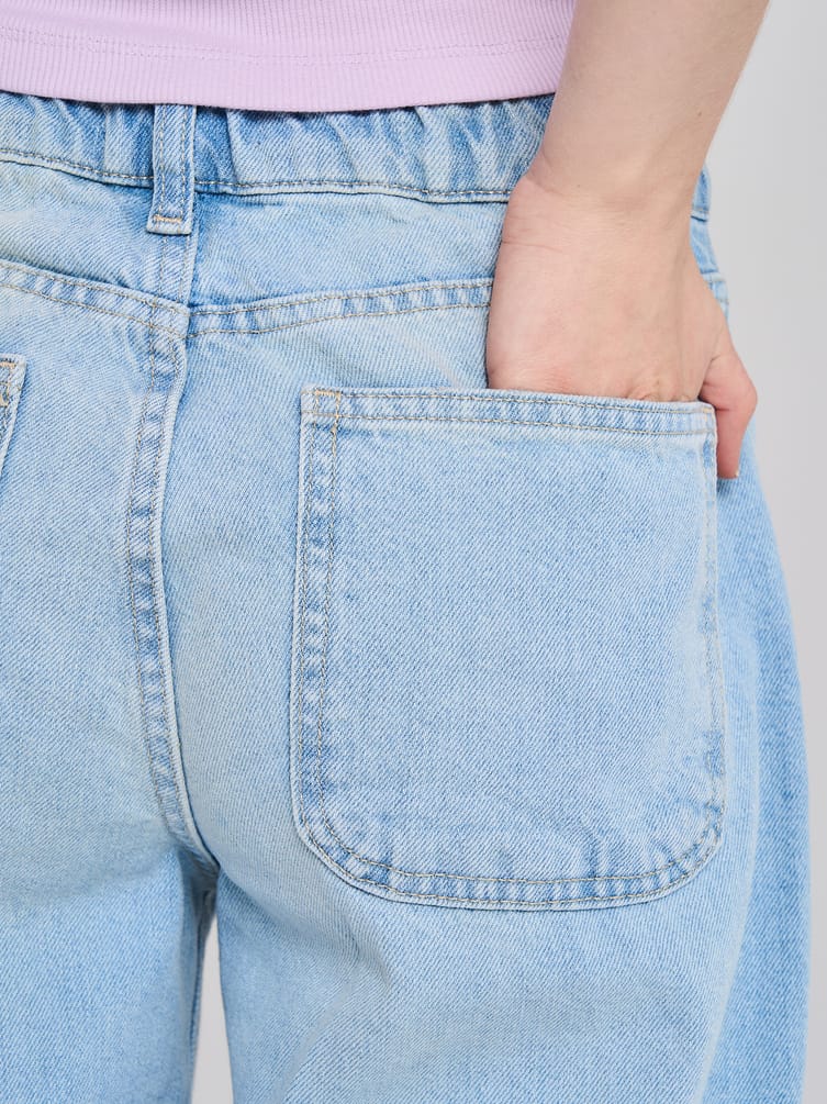 Джинсы широкие с вырезом на ремне