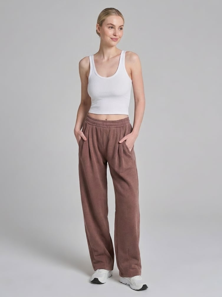 Короткая майка в рубчик на широких бретелях