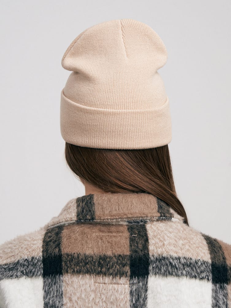 Осенняя вязаная шапка бини с люрексом