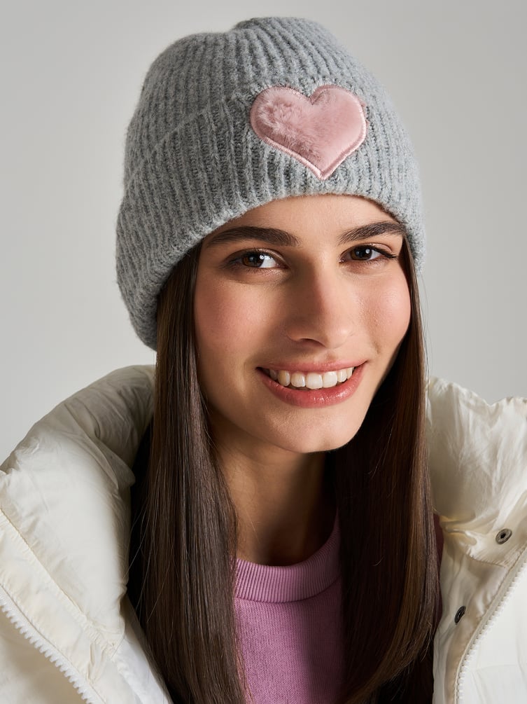 Вязаная шапка с плюшевым сердцем