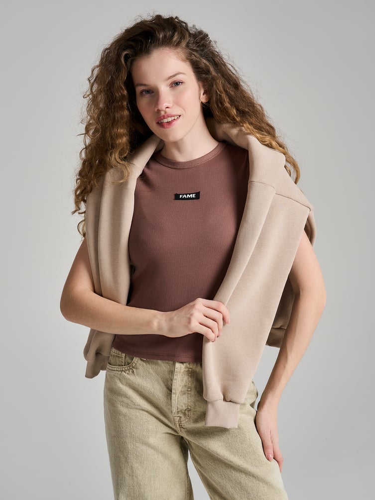 Футболка в рубчик с нашивкой