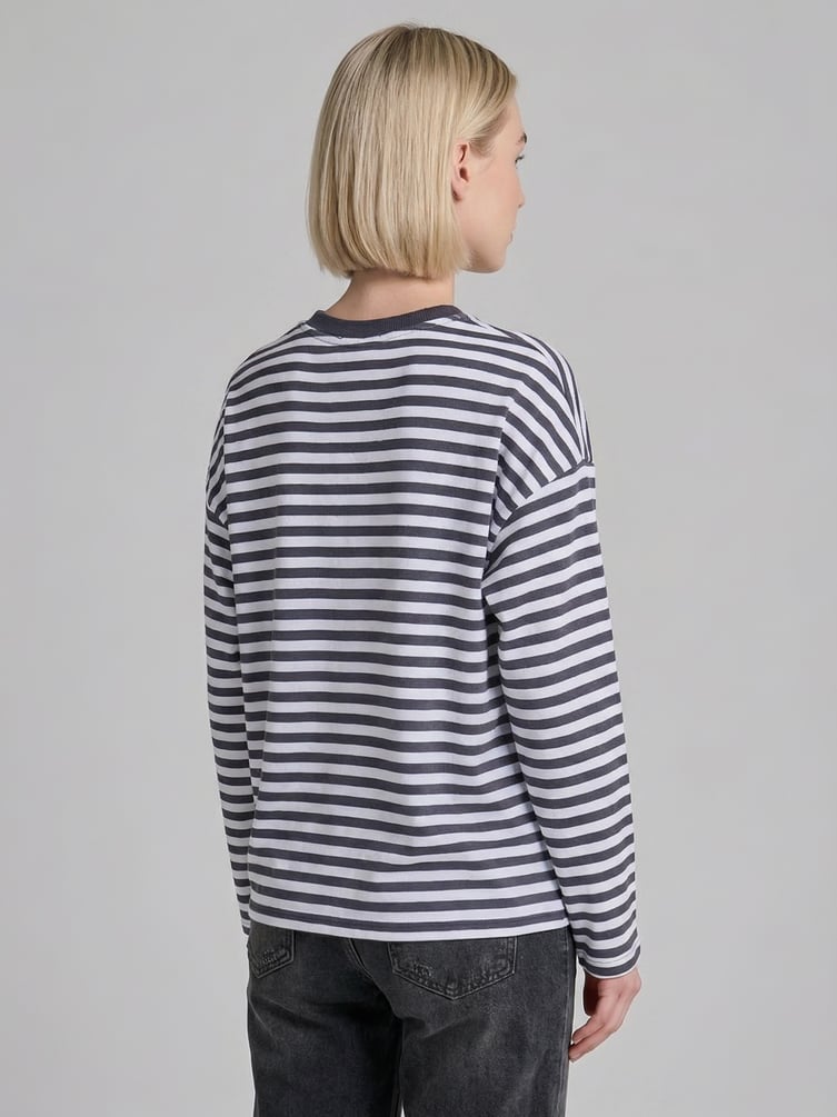 Полосатый свитшот с вышитым сердцем