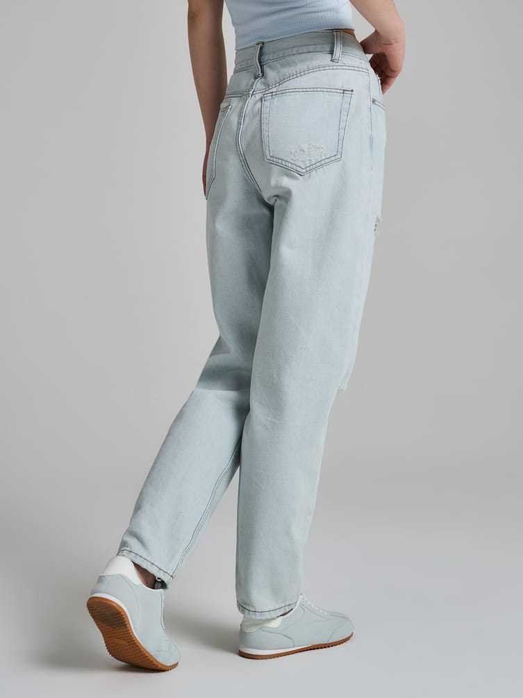 Джинсы момы с разрезами на коленках