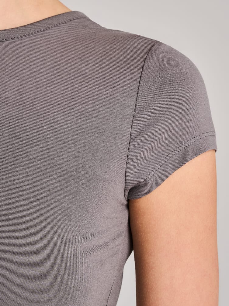 Приталенная футболка с драпировкой