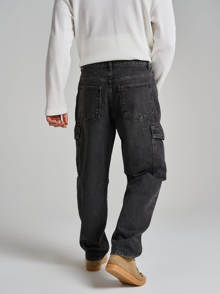 Зауженные джинсы карго с боковыми карманами