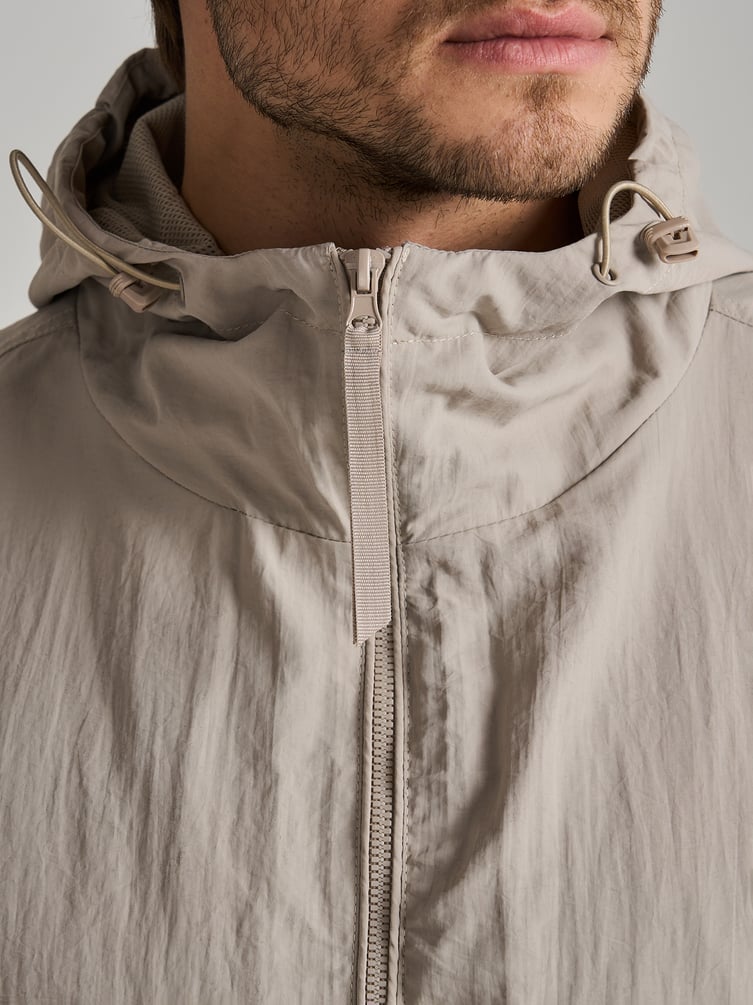 Ветровка демисезонная с капюшоном