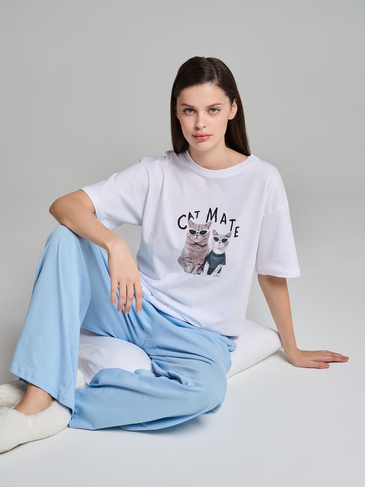 Пижама с принтом и брюками в полоску