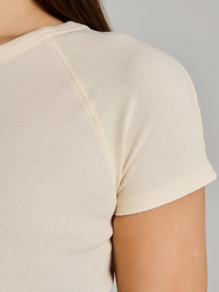 Футболка облегающая в рубчик