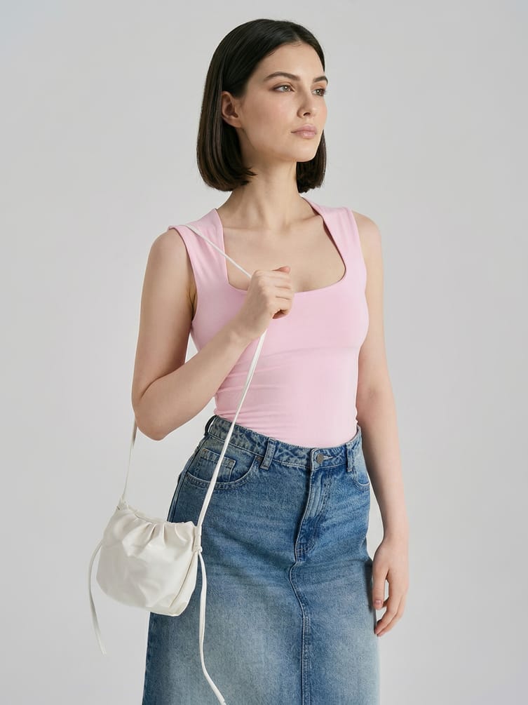 Майка укороченная на широких бретелях