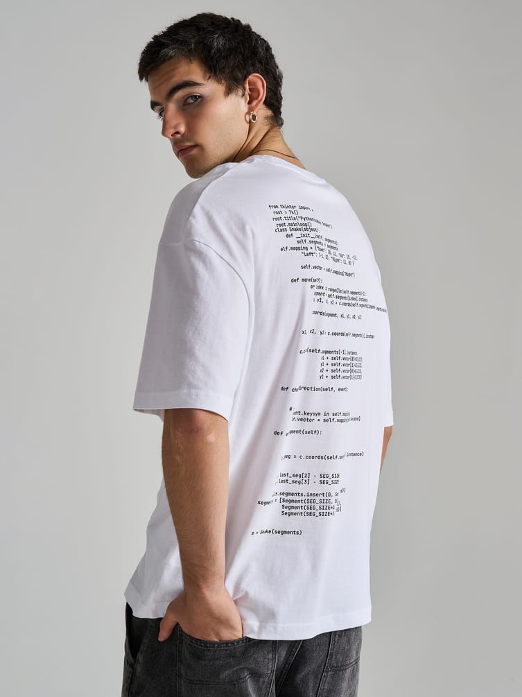 Футболка с принтом программного кода на спине