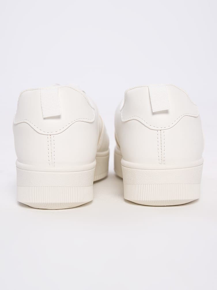 Низкие кроссовки на белой подошве