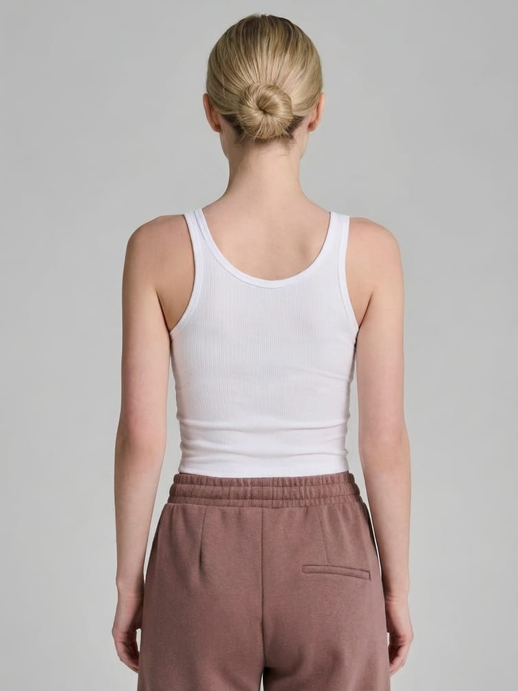 Короткая майка в рубчик на широких бретелях