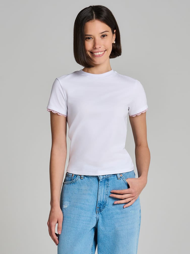 Короткая футболка с кружевом