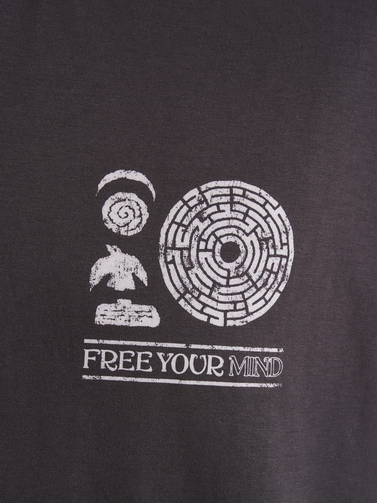 Футболка оверсайз с принтом лабиринта на спине