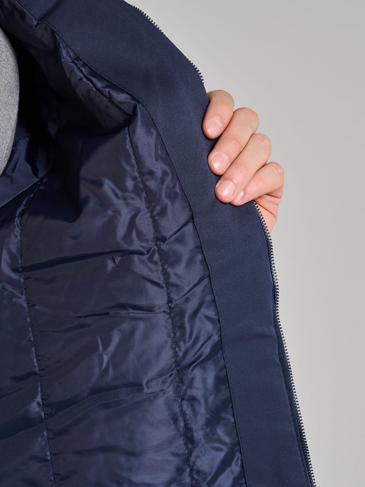 Демисезонная куртка с капюшоном