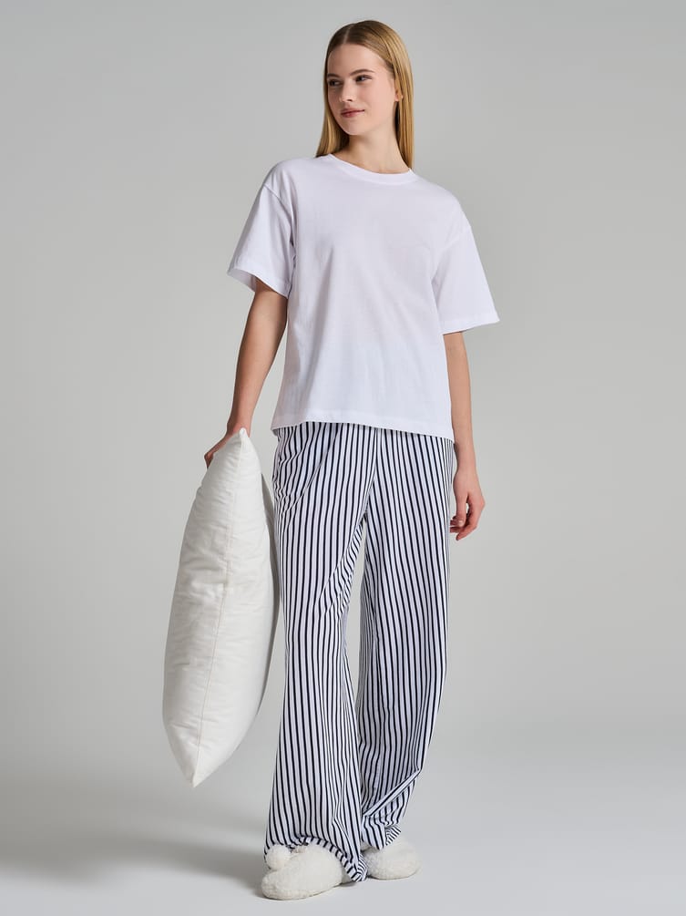 Пижама с футболкой и штанами в полоску