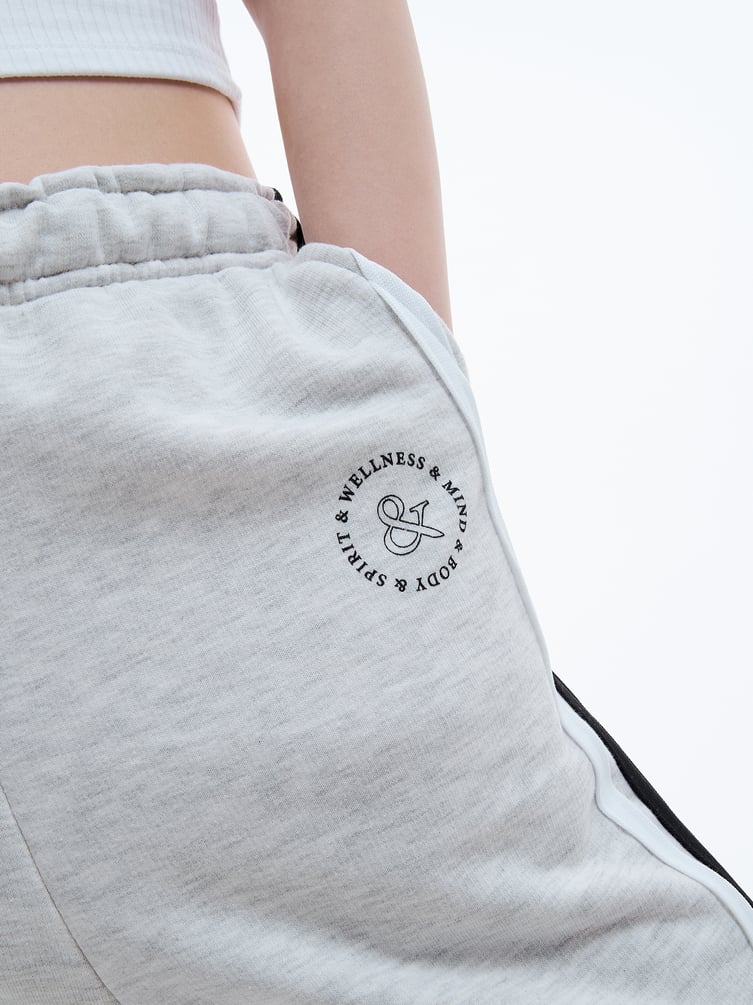 Спортивные брюки с лампасами