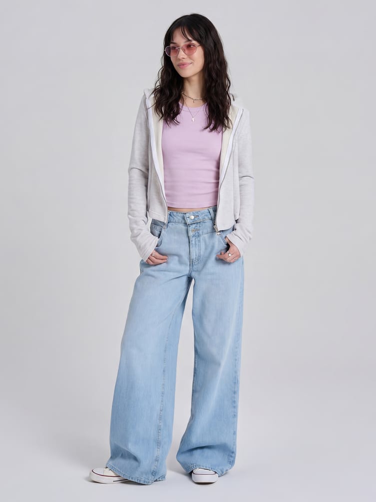 Джинсы широкие с вырезом на ремне