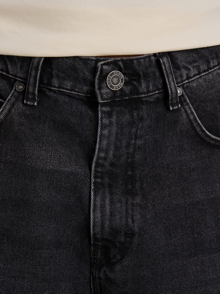 Джинсы багги зауженные с декоративной петлей