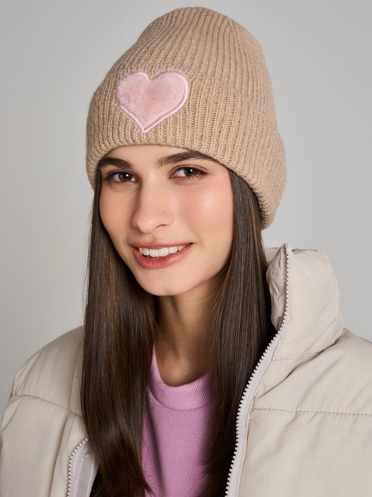Вязаная шапка с плюшевым сердцем