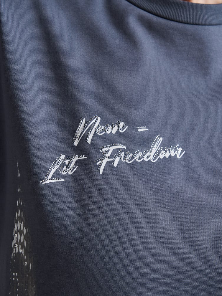 Футболка оверсайз с принтом и стразами