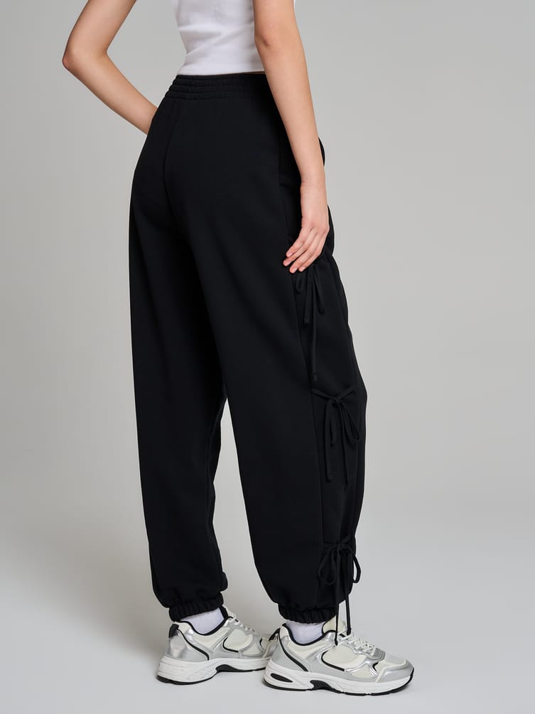Брюки джоггеры с завязками по бокам